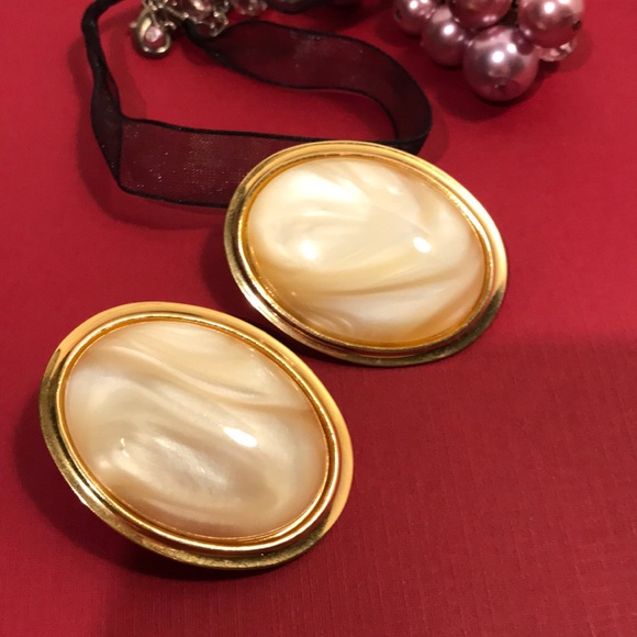 ♥️🎼Clip on earrings pearl tone in gold tone setting - Picture 3 of 8
